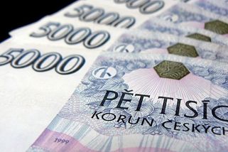 Bankéřka vybílila důchodci účet, pak mu ho zrušila - Novinky