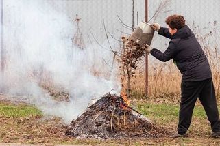 Češi riskují tučné pokuty. Pálení listí na zahradě může vyjít i na půl milionu