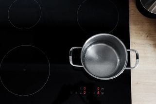 Vařit na elektrickém sporáku je past na peníze. Indukce ušetří až 40 % energie a dá se pořídit už za 2000 korun