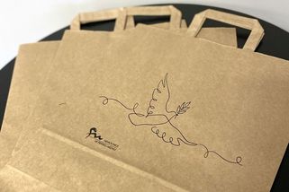 Důstojnější předání věcí po zemřelých z nemocnice. Igelitové pytle nahradily papírové tašky s holubicí - Novinky