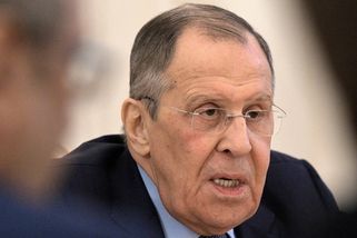 Francie chce uspíšit konec války. Oslovila Rusko Ukrajině za zády, tvrdí Lavrov