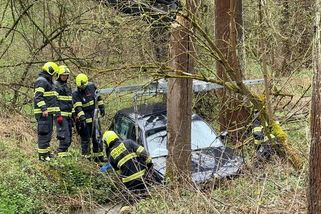 Havarované BMW bez řidiče bylo nalezeno v potoce na okraji Prahy - Novinky