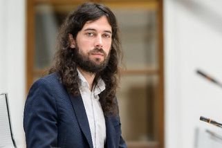 Mikuláš Ferjenčík zhodnotil, v čem ministr financí Zbyněk Stanjura zaostává za svou předchůdkyní. Aleně Schillerové se to ale líbit nebude