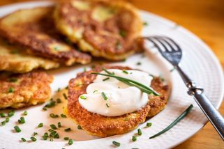 Deruny: jemné ukrajinské bramboráky se zakysanou smetanou - Proženy.cz