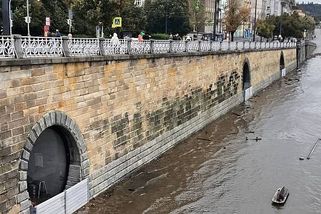 Praha překonala noc. Botič lehce klesl, desítky lidí lovily z Vltavy plavce