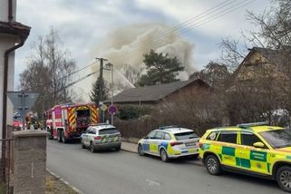 V Hostivicích u Prahy shořel dřevěný dům - Novinky