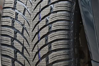 Změna v pravidlech nutí řidiče kupovat nové zimní pneumatiky. Víme, po kterých sáhnout