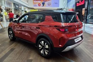 Na trh míří nový Opel Frontera. Rodinné SUV nabídne až sedm míst k sezení, ale jen dva motory