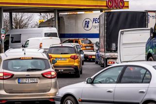 Nafta je v Česku o pět korun dražší než na Slovensku. Nejlevnější je Bulharsko a Malta - Novinky