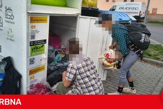 Dvojice zlodějů se vlámala do sběrného kontejneru na textil