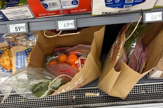 „Paní ho poprosila o jednu tašku. Usmál se a odjel,“ popisuje zákaznice scénu, která pobouřila celý obchod