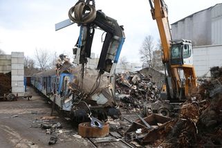 I takto vypadá modernizace. České dráhy posílají denně jeden starý vůz do šrotu