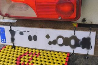 Za dobrý úmysl pokuta i zákaz řízení. Řidič chtěl nahradit plechovou SPZ kuriozním způsobem