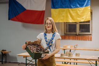 Zákopové svíčky vydrží hřát hodiny. Češi už jich vyrobili osmdesát tisíc