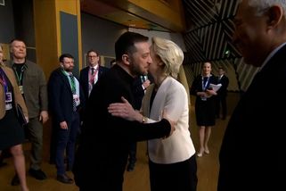 Zelenskyj je v Bruselu. Von der Leyenová ho objala - Novinky