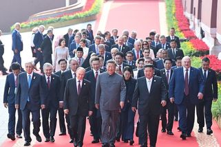 Hledejte Fica na společném snímku s diktátory. I ten Lukašenko byl v druhé řadě - Novinky