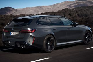 Nejkontroverznější kombík roku je tady! BMW M5 s batůžkem má famózní výkon, ale jeho váha vám nedá spát. Známe i českou cenu - Garáž.cz