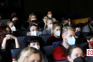 „Litujeme vaší bolesti.“ Vedení Filozofické fakulty se omluvilo studentkám za chování docenta