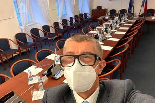 Babiš se fotil na zrušeném výboru. Vypadáte jako šašek, vzkázal mu Kalousek - Seznam Zprávy