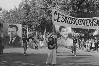 Kolik Čechoslováků bylo v KSČ? Masová strana, tichý tlak i kariérní výhody - Médium.cz