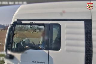 Řidič na D1 si nevšiml policejních majáků. Za volantem telefonoval