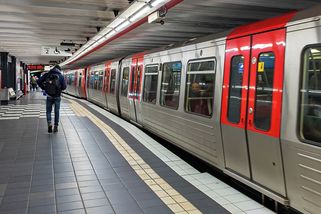 Muž z Jižního Súdánu strhl v Hamburku dívku do kolejiště metra. Přijíždějící vlak oba usmrtil - Novinky