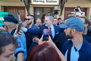 Lidé v Plzni křičeli a pískali na premiéra Petra Fialu | Novinky.cz: Domácí