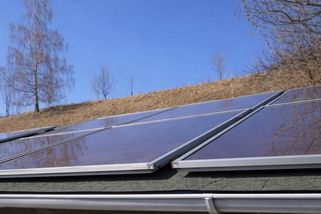 Fotovoltaickou elektrárnu si za pár korun postavil z vyřazených dílů. Pokryje provoz domácnosti a ještě nabíjí elektromobil