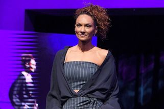 Ve 45 letech opět na přehlídkovém mole: Známá moderátorka a máma čtyř dětí do starého železa nepatří