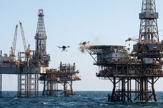 Video: Útok potvrzen, plameny nikde. Záhada tří ruských plošin v Kaspickém moři