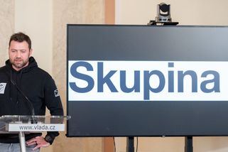 Prověřování nasvědčuje, že se na sbírce Skupiny D na drony obohacovaly spřízněné osoby, píše soud