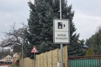Týden v autech: Značka s radarem nemá řidičům pomoci, ale naopak je co nejvíc zmást