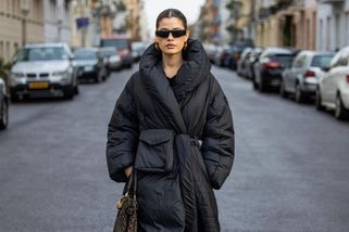 Jak přežít i ty největší mrazy v teple a se stylem? Vyberte si příjemný péřový kabát, zrovna jsou slevy!