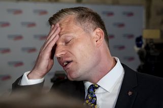 Strach o Filipa Turka? Poslanec má být upoután na lůžko, mluví se o náročné operaci – eXtra.cz