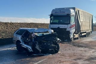 Tragická nehoda na Svitavsku: Kamion se čelně střetl s autem, jeho řidič nepřežil