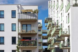 Unijní banka pošle více peněz na dostupné bydlení. Sáhnout si na ně mohou i Češi - Novinky