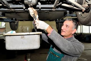 Je zapotřebí měnit pravidelně olej v převodovce? Automechanik vyvrací lživé teorie a potvrzuje smutnou pravdu