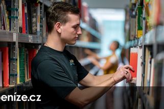 Pracovní podmínky jako v armádě? Knihobot čelí kritice od brigádníků