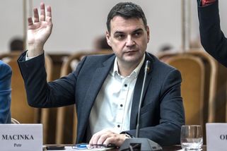 Zemětřesení v diplomacii. Babiš chce od Macinky vysvětlit změny v úřadu