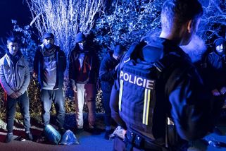 Češi nás všechny zfackovali a vrátili za hranici, tvrdí syrský uprchlík - Novinky