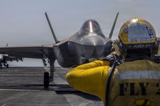 Zadržte je nebo zastřelte, vyzýval Írán místní. Jednoho pilota sestřelené F-35 ale USA zachránily