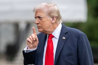 Podezřelé obchody před Trumpovým „íránským“ oznámením. Kdo vydělal na pádu cen ropy?