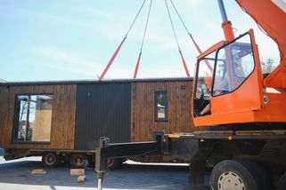 Úřad zakázal na jeho vlastním pozemku postavit chatu. Tak to vyřešil po svém a legálně mu tam dnes stojí dům jako hrad