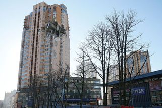 Střela zasáhla obytný výškový dům v Kyjevě - Novinky