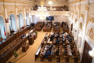 Musíme dýchat se společností. Vláda schválila zvýšení platů politiků o 6,9 procenta - Novinky