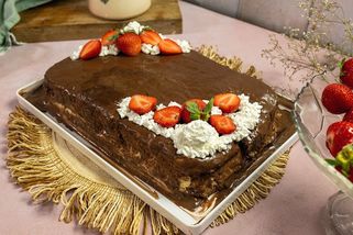 Jahodová bomba s vláčnou čokopolevou a pudinkovým krémem nadchne celou rodinu | Toprecepty