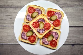 Super jednoduchá rychlovka: Křupavé zapečené tousty se šunkou a sýrem | Vaříme s Mozkem