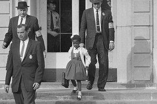 Křičeli na ni, vyhrožovali a učitelé ji nechtěli učit. Šestiletá Ruby se nevzdala a změnila Ameriku - Médium.cz