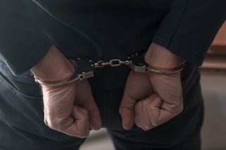 Hokejový fanoušek Brna sebral fandovi Olomouce šálu. Hrozí mu deset let vězení - Novinky