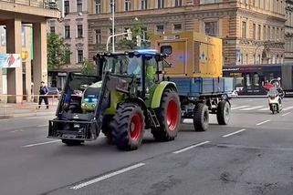 Po Praze jezdí traktor s modrými majáky. Musíte mu dávat přednost stejně jako třeba policejním autům